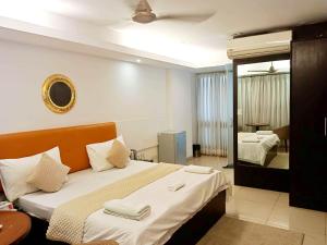 Una cama o camas en una habitación de Blueberry Hauz Khas Village