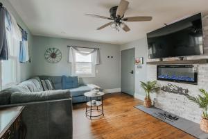 a living room with a couch and a ceiling fan at Fishersville Oasis in Fishersville