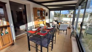 eine Küche mit Tisch und Stühlen in einem Zimmer in der Unterkunft Maison de vacances 6 personnes in Saint-Hilaire-de-Riez + 20 Fotos