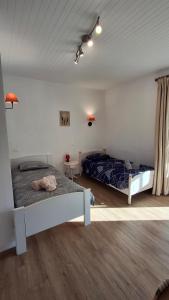 ein Schlafzimmer mit zwei Betten in einem Zimmer in der Unterkunft Maison de vacances 6 personnes in Saint-Hilaire-de-Riez