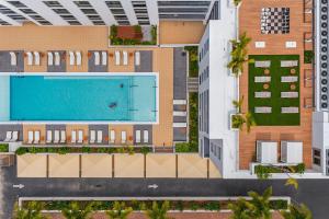 una vista dall'alto di un edificio con piscina di Miami Skyline Residences by Untitled Stay a Miami Altre 37 foto