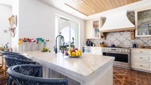 a kitchen with a counter with a bowl of fruit on it at Casa Sirena in San José del Cabo