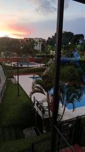 ラ・テバイダにあるApartamento turistico dianaのプールとヤシの木があるリゾートの景色を望めます。