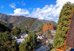 O vedere generală la munți sau o vedere la munte luată de la această casă de vacanță