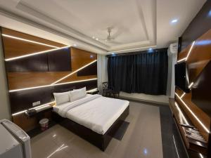 Postel nebo postele na pokoji v ubytování Osma Living Apartment Peshawar