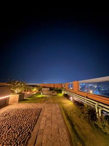 ムンバイにあるSea view with balconyの夜間の列車