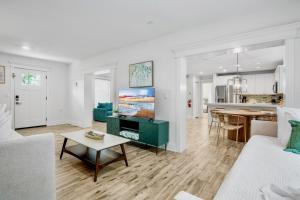 Postel nebo postele na pokoji v ubytování Barefoot by the Bay at Bayside Bungalow