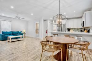 Kuchyň nebo kuchyňský kout v ubytování Barefoot by the Bay at Bayside Bungalow