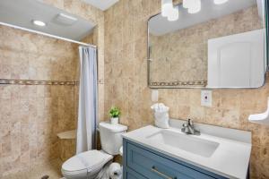 Koupelna v ubytování Barefoot by the Bay at Bayside Bungalow + 16 fotografií