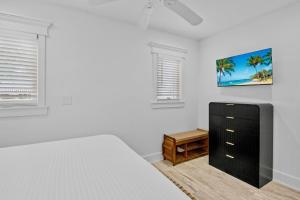 En eller flere senge i et værelse på Bayside Cutie at Bayside Bungalow + 16 billeder