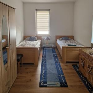 Ένα ή περισσότερα κρεβάτια σε δωμάτιο στο Ferienwohnung Lamm