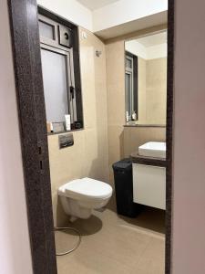ムンバイにあるSea view with balconyのトイレ、洗面台、鏡のあるバスルーム +37枚の写真
