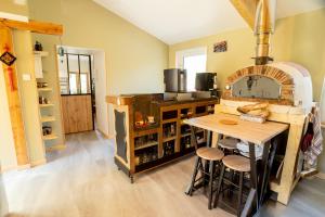 Η κουζίνα ή μικρή κουζίνα στο Chambres d'hôtes Les Charmettes