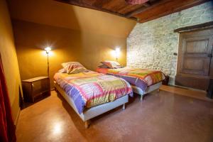 Ένα ή περισσότερα κρεβάτια σε δωμάτιο στο Chambres d'hôtes Les Charmettes