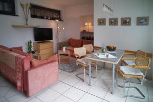 een woonkamer met een bank en een tafel bij Ferienwohnung Spreewald pur in Stennewitz +7 foto's