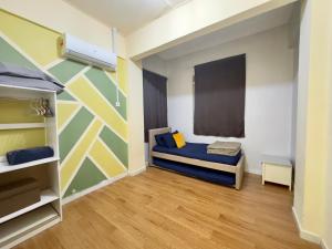 Habitación pequeña con cama y pared en Family apartment in Tawau Town, en Tawau 12 fotos más