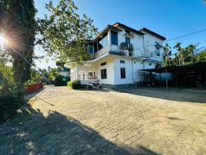 a house with a driveway in front of it at Toncheng Homestay in Kāziranga