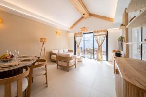 een keuken en eetkamer met een tafel en stoelen bij Villa Moon in Tías