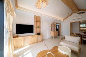 een woonkamer met een televisie en een bank bij Villa Moon in Tías