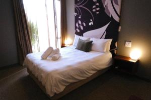 Giường trong phòng chung tại Urbanight