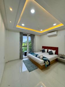 En eller flere senge i et værelse på Sharvilla Resort