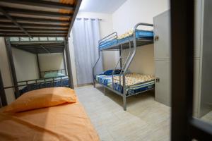 une chambre avec deux lits superposés dans une pièce dans l'établissement Mozna Hostel, à Mascate