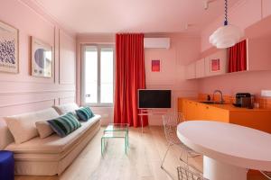 Телевизор и/или развлекательный центр в Pink - Superbe cocon cœur Chartrons - Jardin Public - clim