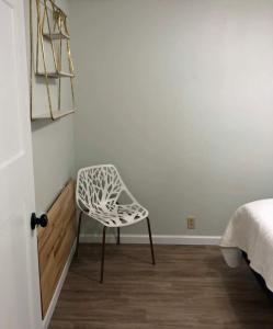 Ένα ή περισσότερα κρεβάτια σε δωμάτιο στο Quiet-Clean-Cottage-Dogs Kitchen