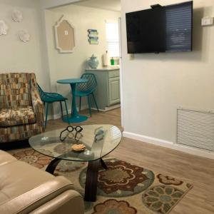 Μια τηλεόραση ή/και κέντρο ψυχαγωγίας στο Quiet-Clean-Cottage-Dogs Kitchen