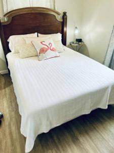 Ένα ή περισσότερα κρεβάτια σε δωμάτιο στο Quiet-Clean-Cottage-Dogs Kitchen +27 φωτογραφίες