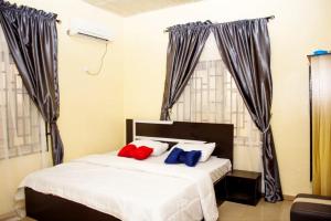 Ένα ή περισσότερα κρεβάτια σε δωμάτιο στο Hill-Top Apartment