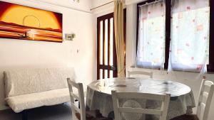 een kamer met een tafel, een stoel en een raam bij Bilocale fronte mare - RM08 in Senigallia