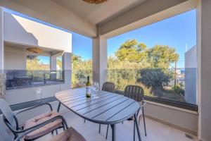 een eetkamer met een tafel en stoelen bij Alati Suites - Stegna Beach in Vrachonisída touArchangélou