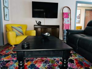 Μια τηλεόραση ή/και κέντρο ψυχαγωγίας στο 1 Mi to Stadium -dog friendly-fence yrd +40 φωτογραφίες