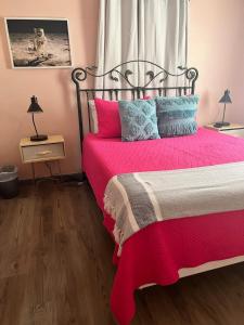 Ένα ή περισσότερα κρεβάτια σε δωμάτιο στο 1 Mi to Stadium -dog friendly-fence yrd