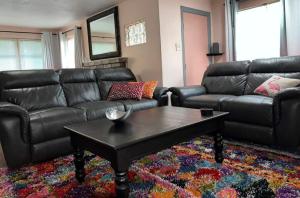 Χώρος καθιστικού στο 1 Mi to Stadium -dog friendly-fence yrd