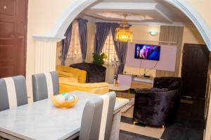 Χώρος καθιστικού στο Hill-Top Apartment