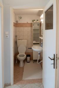 Ένα μπάνιο στο Katherine Home +57 φωτογραφίες