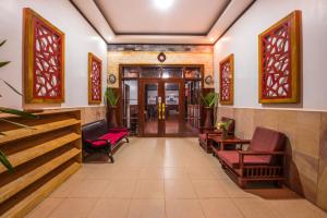 SATTA Private Pool Grill & Chill Villa في سيام ريب: مدخل مع كراسي وطاولات في مبنى