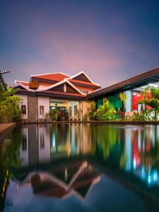 SATTA Private Pool Grill & Chill Villa في سيام ريب: منزل مع حوض سباحة أمامه