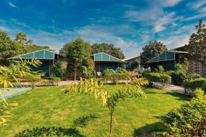 Sukoon - A Wellness Resort, Uttarakhand في Chūharpur: صورة منزل مع ساحة