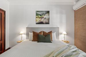 Postel nebo postele na pokoji v ubytování Westend Studio - Cozy King Stay on 5 Acres