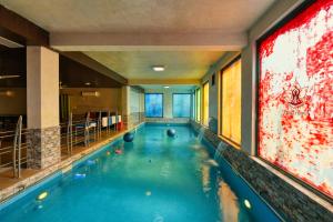 Sukoon - A Wellness Resort, Uttarakhand في Chūharpur: مسبح في غرفة الفندق مع مسبح