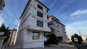 Το κτήριο όπου στεγάζεται  το ξενοδοχείο διαμερισμάτων