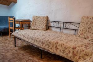 a bench in a room with a table at LE MYRO in Péreyres +4 photos