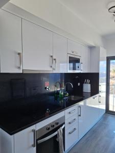 Η κουζίνα ή μικρή κουζίνα στο Cliff Residence Ocean View +16 φωτογραφίες