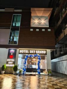 Una gran entrada estilo hotel con guirnalda azul. en Hotel Sky Grand, en Guwahati