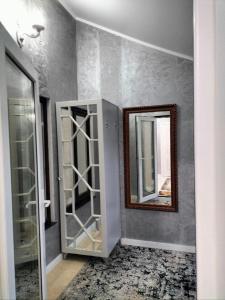 Villa في Gidignitsy: حمام مع مرآة وباب زجاجي