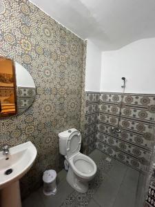 Ένα μπάνιο στο Riad borj blue +49 φωτογραφίες