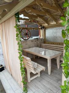 Villa في Gidignitsy: طاولة خشبية ومقعد على الفناء
